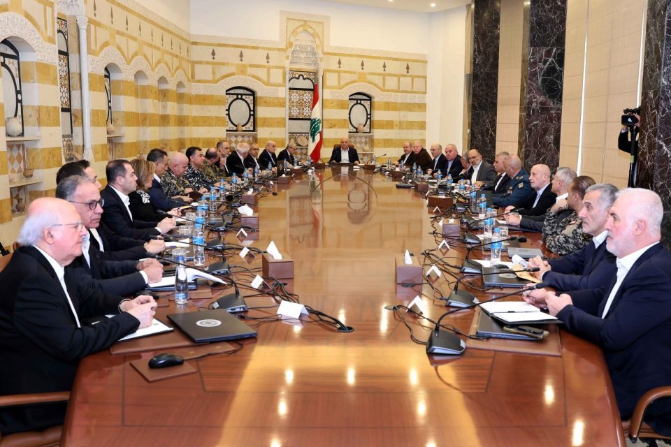 المجلس الأعلى للدفاع دعا اللبنانيين الى التشبث بالتزامهم بحس المسؤولية الوطنية العليا وطمأنهم الى توافر المواد والإمكانات اللازمة كافة لضمان أمنهم الحياتي والمعيشي